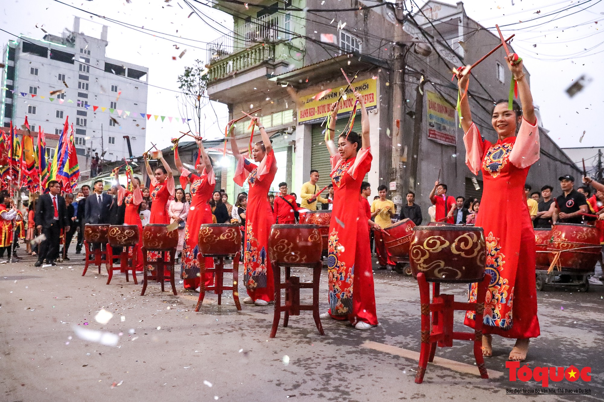 Rước 17 ông lợn trong đêm ở làng La Phù, Hà Nội - Ảnh 1. Rước 17 ông lợn trong đêm ở làng La Phù, Hà Nội - Ảnh 1.