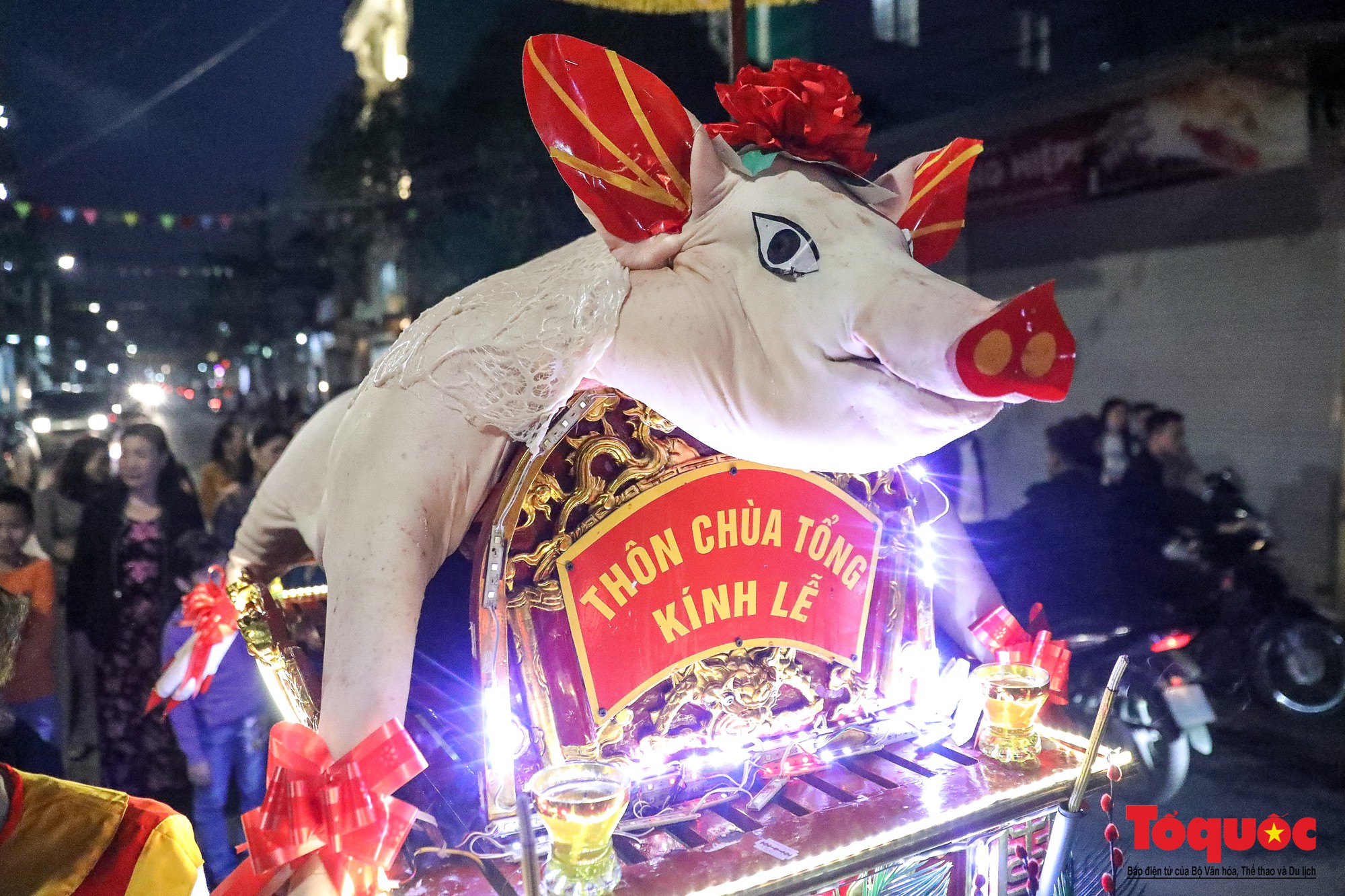 Rước 17 ông lợn trong đêm ở làng La Phù, Hà Nội - Ảnh 5. Rước 17 ông lợn trong đêm ở làng La Phù, Hà Nội - Ảnh 5.