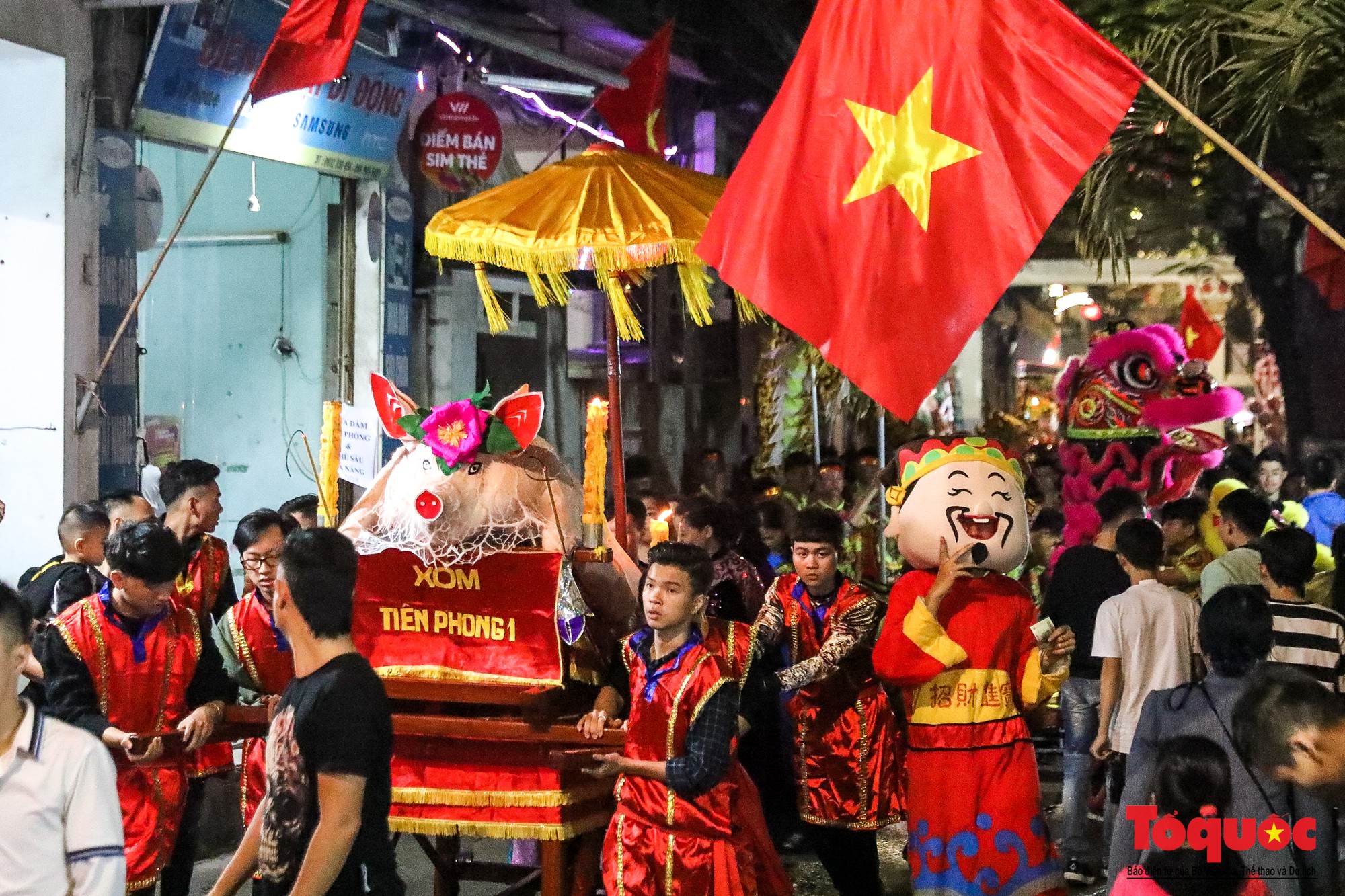 Rước 17 ông lợn trong đêm ở làng La Phù, Hà Nội - Ảnh 10. Rước 17 ông lợn trong đêm ở làng La Phù, Hà Nội - Ảnh 10.