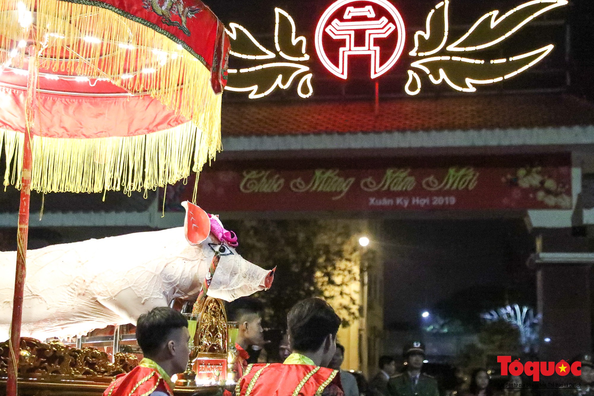 Rước 17 ông lợn trong đêm ở làng La Phù, Hà Nội - Ảnh 9. Rước 17 ông lợn trong đêm ở làng La Phù, Hà Nội - Ảnh 9.