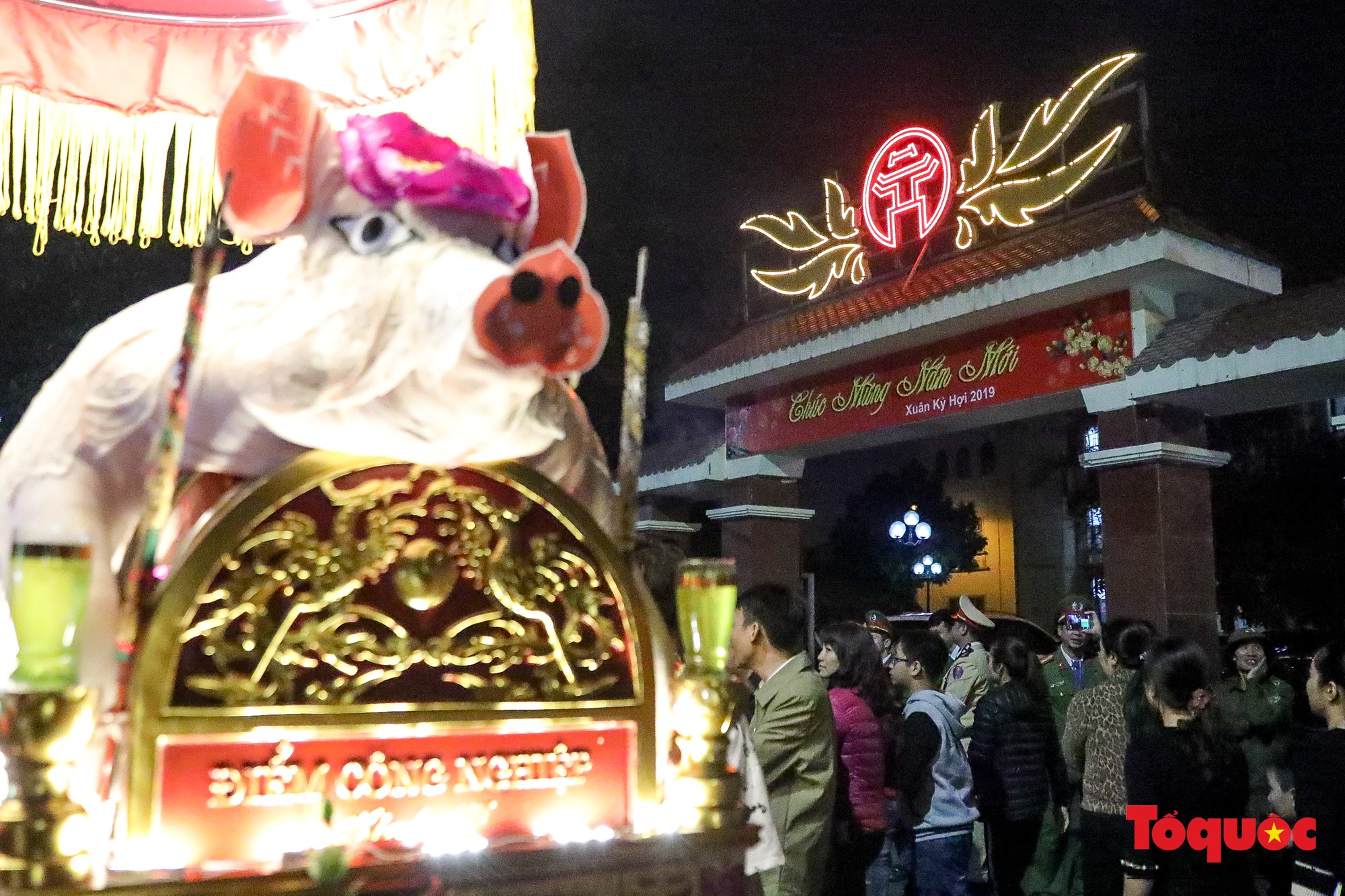 Rước 17 ông lợn trong đêm ở làng La Phù, Hà Nội - Ảnh 8. Rước 17 ông lợn trong đêm ở làng La Phù, Hà Nội - Ảnh 8.