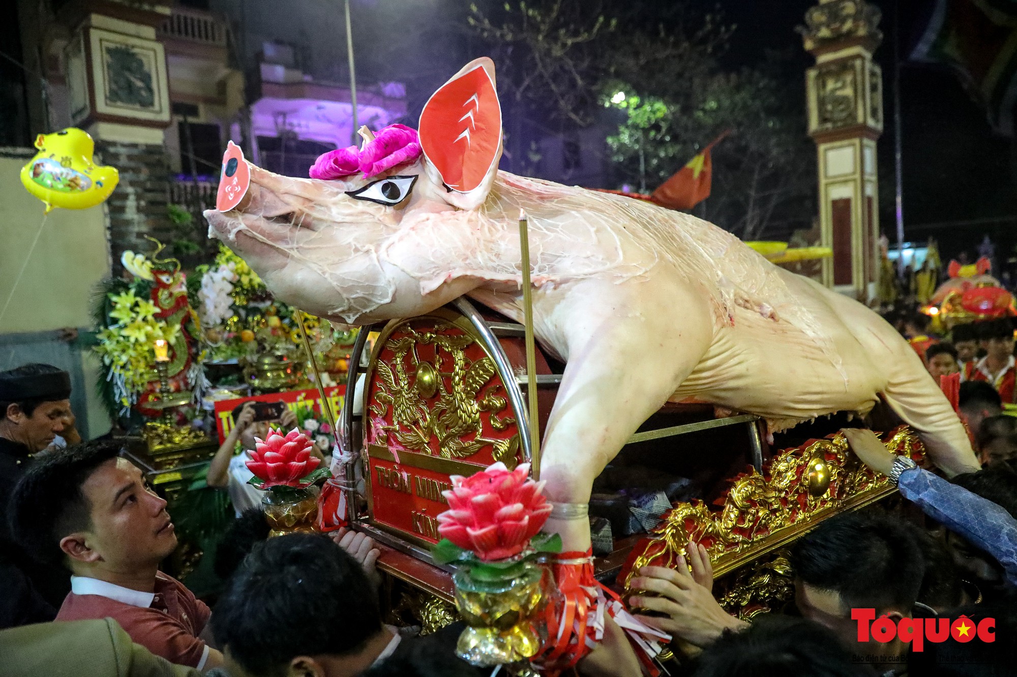 Rước 17 ông lợn trong đêm ở làng La Phù, Hà Nội - Ảnh 13. Rước 17 ông lợn trong đêm ở làng La Phù, Hà Nội - Ảnh 13.