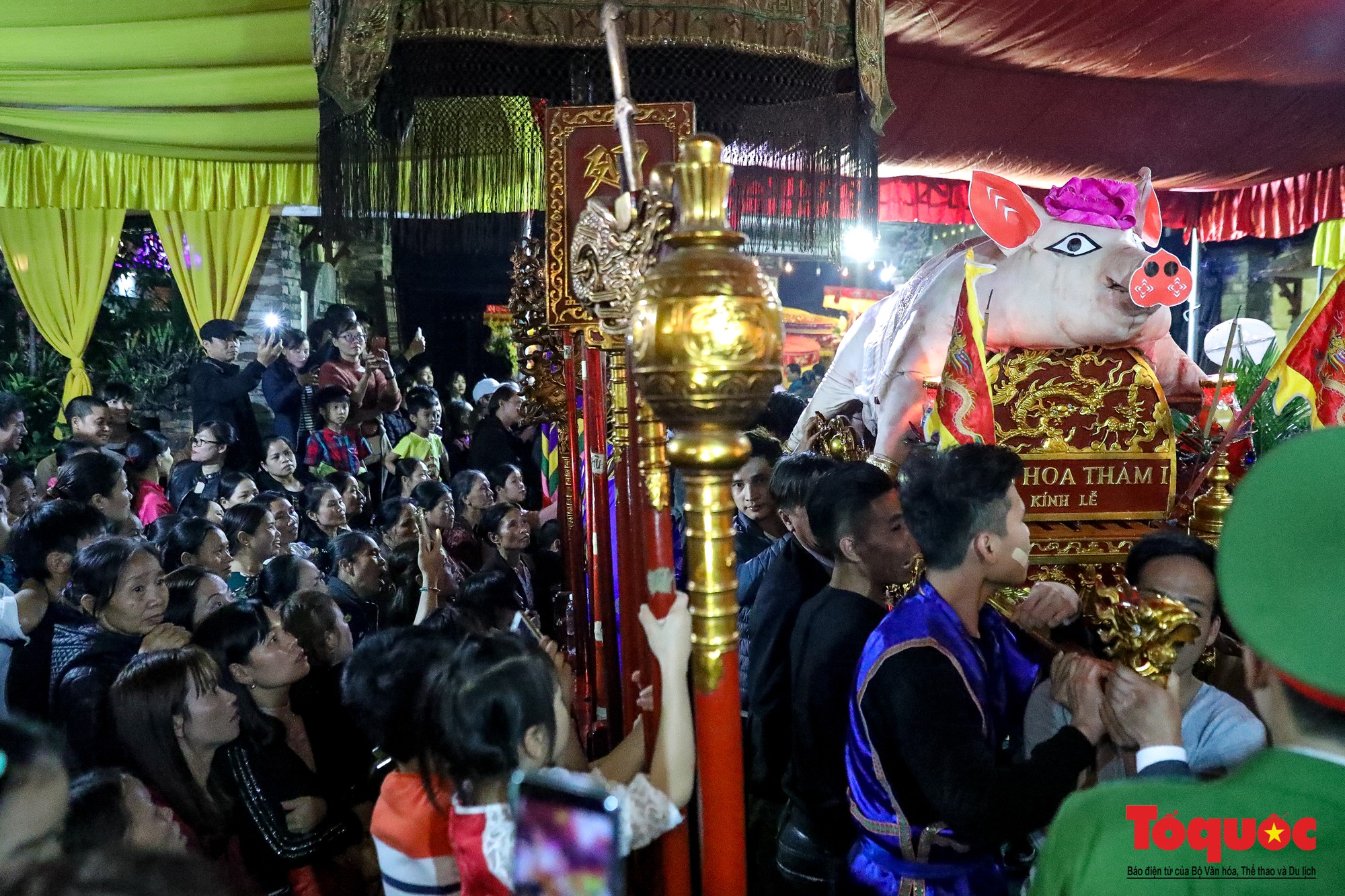 Rước 17 ông lợn trong đêm ở làng La Phù, Hà Nội - Ảnh 14. Rước 17 ông lợn trong đêm ở làng La Phù, Hà Nội - Ảnh 14.