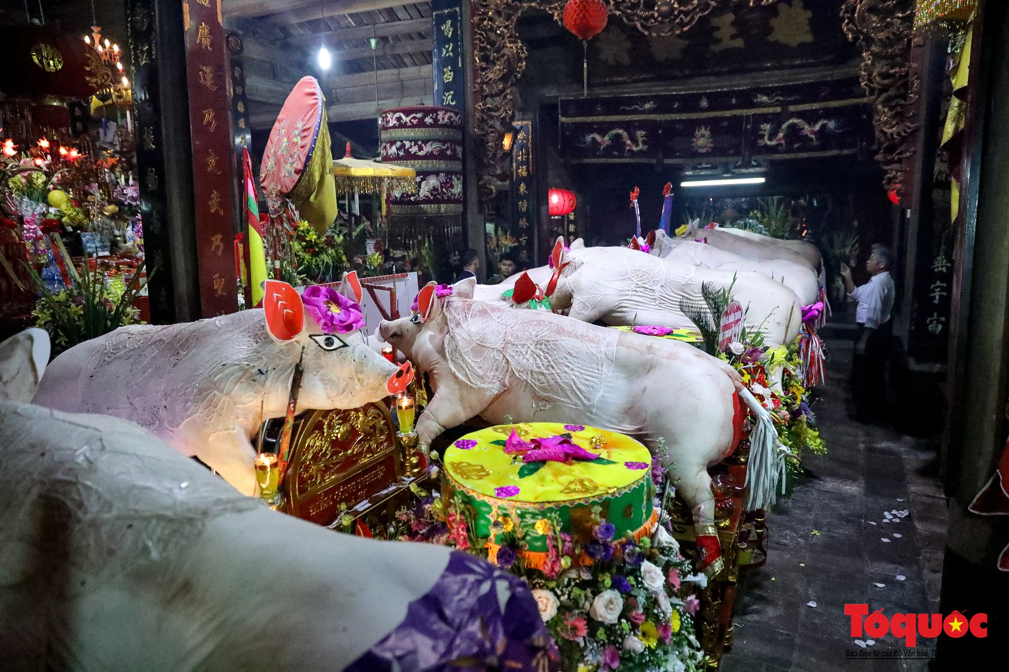 Rước 17 ông lợn trong đêm ở làng La Phù, Hà Nội - Ảnh 15. Rước 17 ông lợn trong đêm ở làng La Phù, Hà Nội - Ảnh 15.