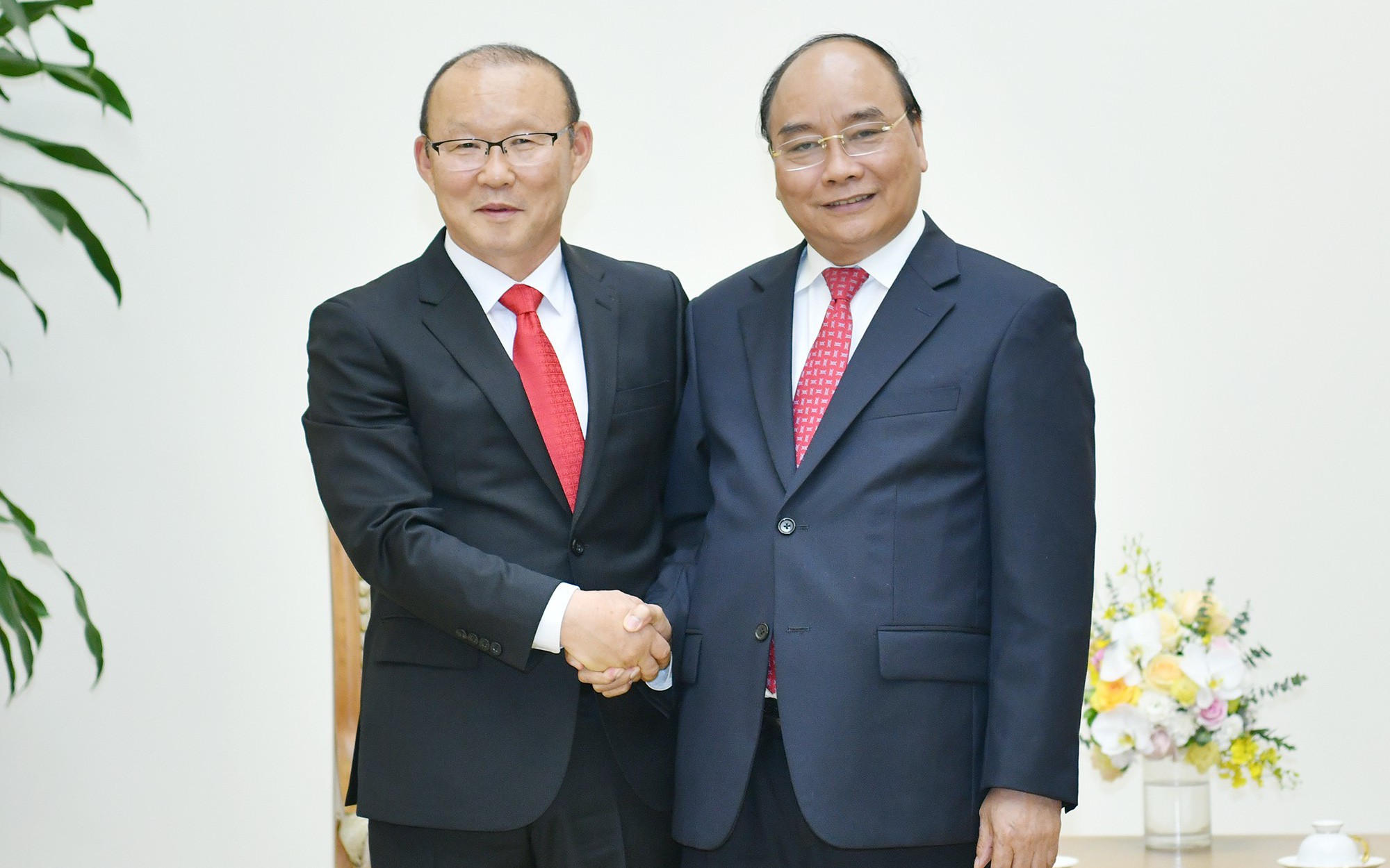 Thủ tướng Nguyễn Xuân Phúc gặp mặt HLV Park Hang-seo sau kỳ nghỉ Tết tại Hàn Quốc