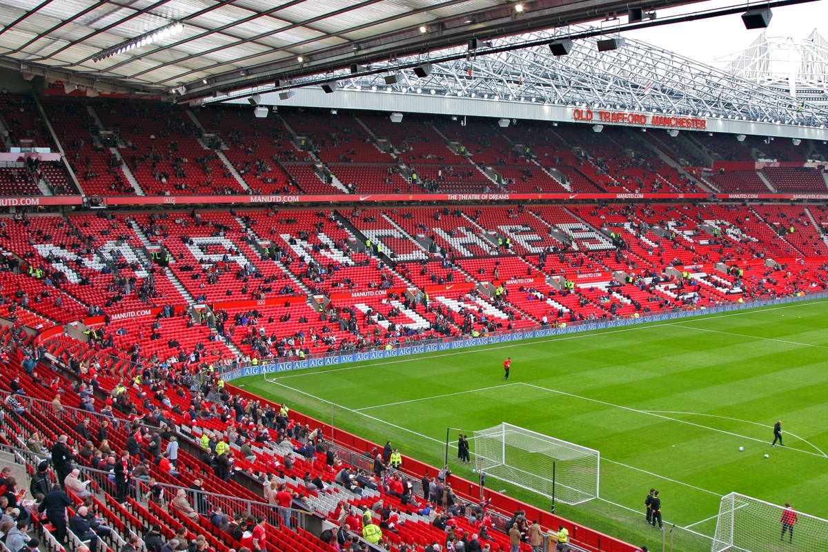 Lần đầu đến Old Trafford fan MU xúc động đến trào nước mắt  VnExpress Du  lịch