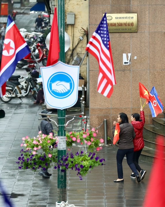 Đông đảo người dân Hà Nội ra đường chào đón Nhà lãnh đạo Kim Jong-un - Ảnh 3.