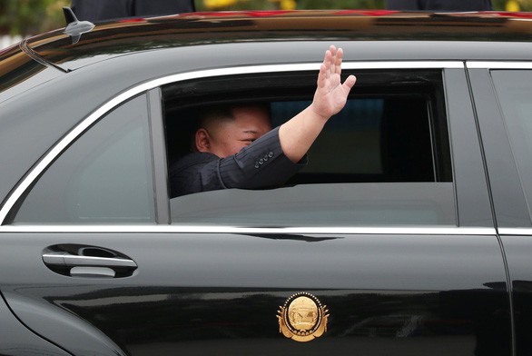 Cái vẫy tay chào của Chủ tịch Kim Jong – un đã thể hiện một Việt Nam thân thiện, mến khách và an toàn ngay những phút đầu tiên - Ảnh 1.