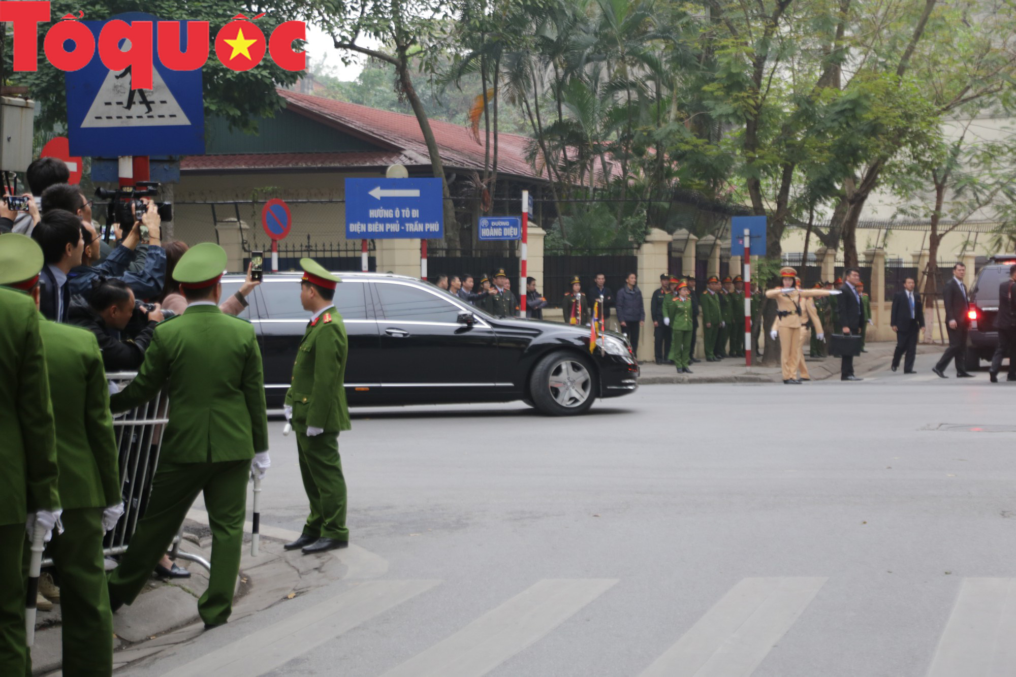 Chủ tịch Kim Jong-un đến thăm Đại sứ quán Triều Tiên tại Việt Nam - Ảnh 1.