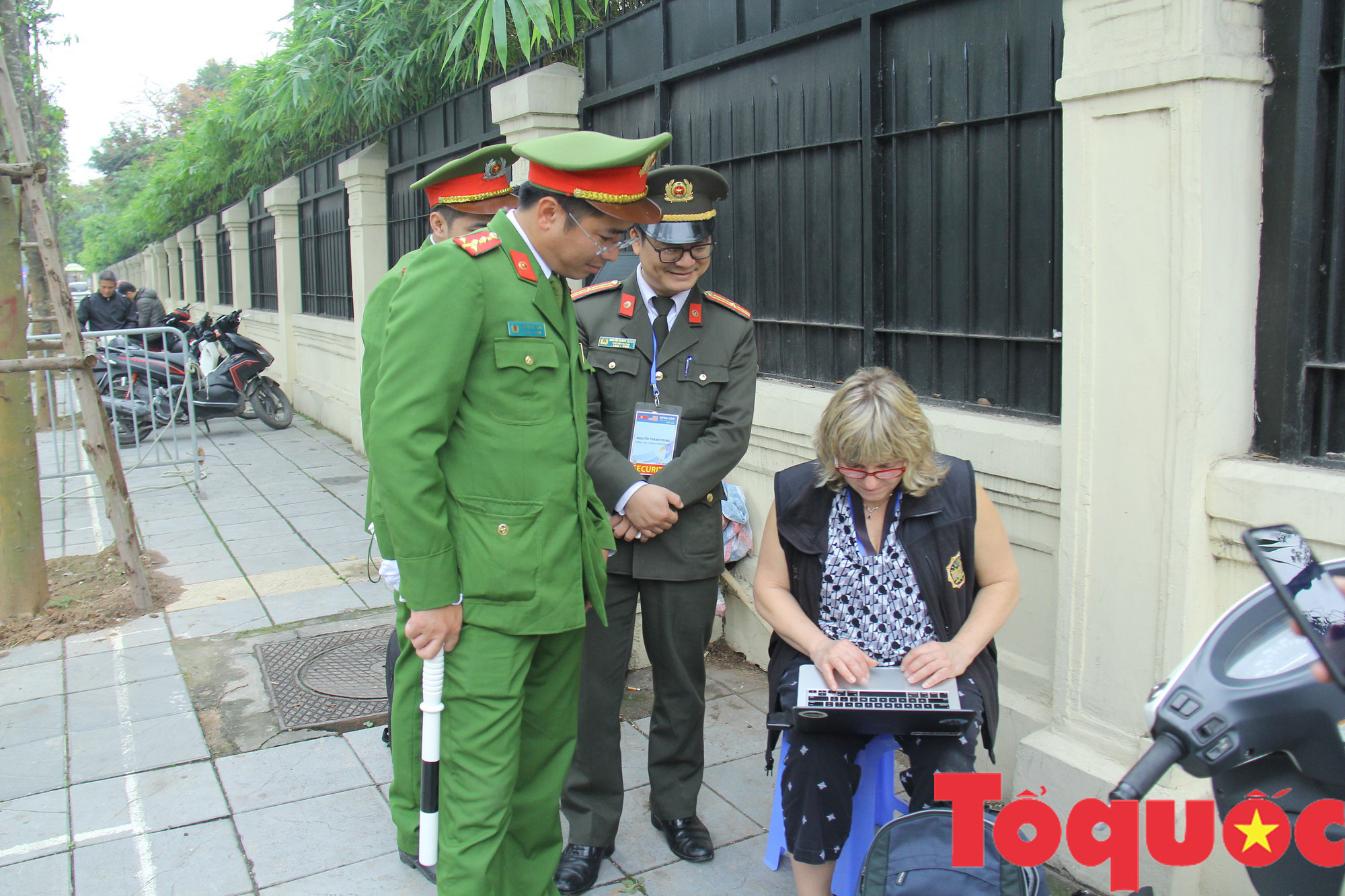 Lực lượng an ninh Việt Nam và hình ảnh đẹp với nữ phóng viên nước ngoài - Ảnh 2.