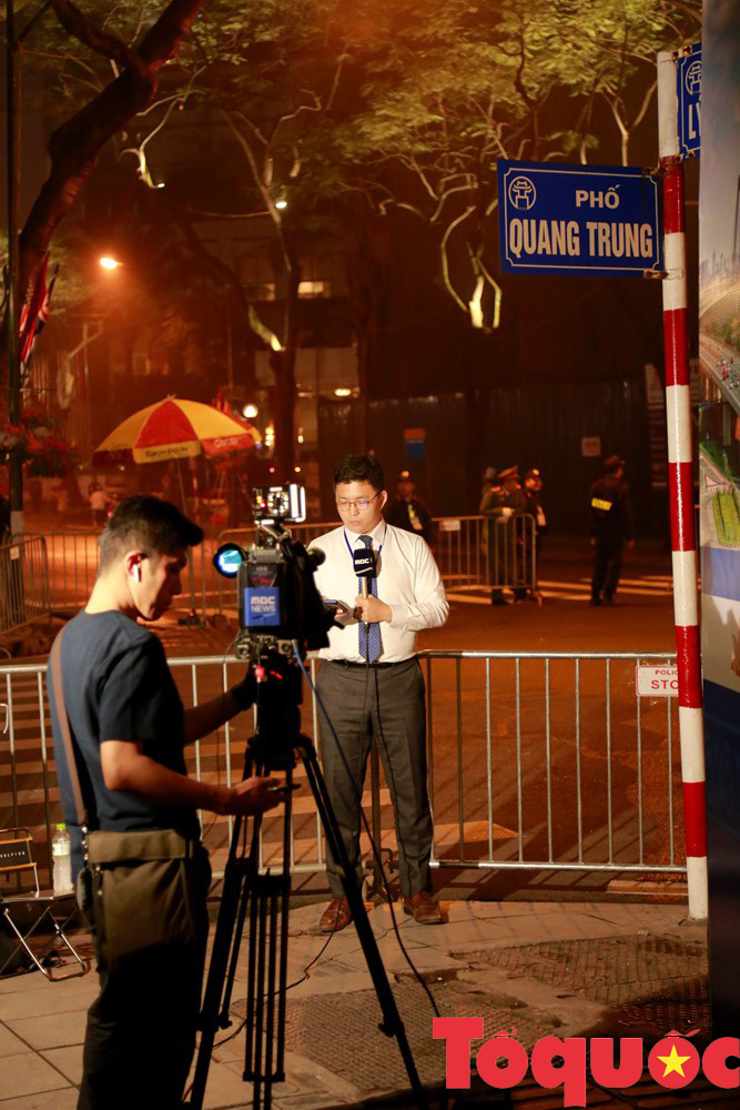 Trước thềm cuộc gặp lịch sử: An ninh thắt chặt từ sáng sớm, phóng viên ngủ gật bên lề đường - Ảnh 2.
