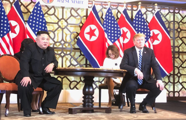 Tổng thống Trump và Chủ tịch Kim đồng loạt xuất hiện trên khắp mặt báo chí quốc tế và mạng xã hội - Ảnh 5.