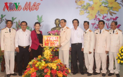 Chủ tịch Quốc hội thăm, tặng quà Tết tại tỉnh Tiền Giang - Ảnh 1.