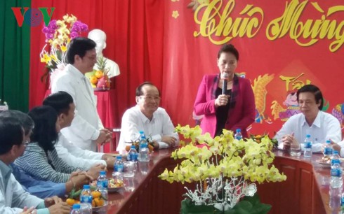 Chủ tịch Quốc hội thăm, tặng quà Tết tại tỉnh Tiền Giang - Ảnh 2.