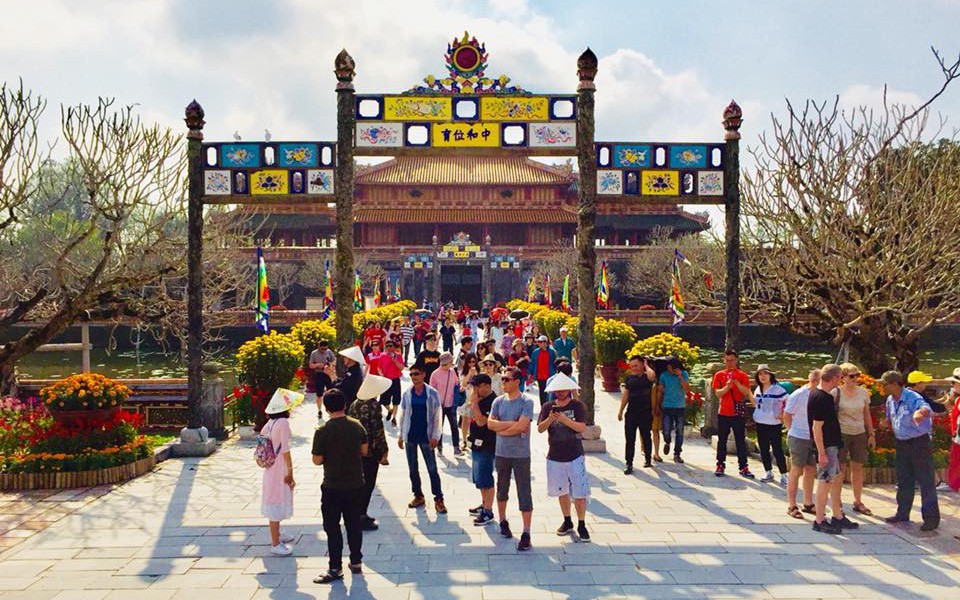 Hàng nghìn du khách đổ về vui Tết tại Hoàng cung Huế