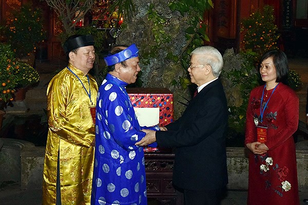 Tổng Bí thư, Chủ tịch nước Nguyễn Phú Trọng dâng hương ở chùa Trấn Quốc và mừng tuổi công nhân môi trường - Ảnh 2.