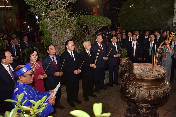 Tổng Bí thư, Chủ tịch nước Nguyễn Phú Trọng dâng hương ở chùa Trấn Quốc và mừng tuổi công nhân môi trường - Ảnh 3.
