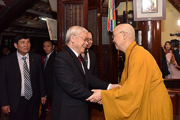 Tổng Bí thư, Chủ tịch nước Nguyễn Phú Trọng dâng hương ở chùa Trấn Quốc và mừng tuổi công nhân môi trường - Ảnh 4.