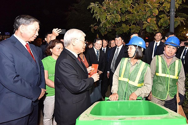 Tổng Bí thư, Chủ tịch nước Nguyễn Phú Trọng dâng hương ở chùa Trấn Quốc và mừng tuổi công nhân môi trường - Ảnh 7.