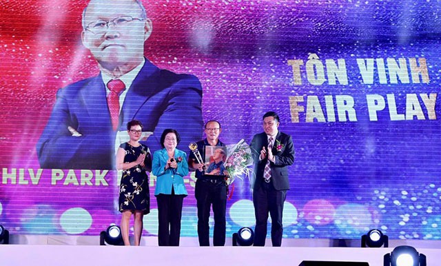 Hiện thực hóa giấc mơ của bé ung thư não: Quang Hải, Đức Chinh, Tiến Dũng và Văn Hậu giành giải thưởng “Fair-play”  - Ảnh 1.