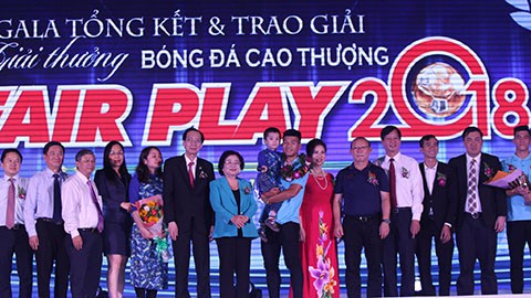 Hiện thực hóa giấc mơ của bé ung thư não: Quang Hải, Đức Chinh, Tiến Dũng và Văn Hậu giành giải thưởng “Fair-play”  - Ảnh 2.