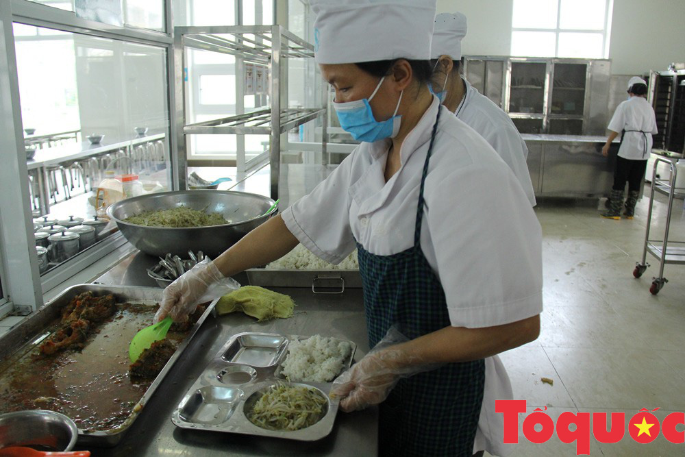 Nhiều phụ huynh yêu cầu giảm thịt lợn trong thực đơn của học sinh, kiểm tra đột xuất bếp ăn nhà trường - Ảnh 2.