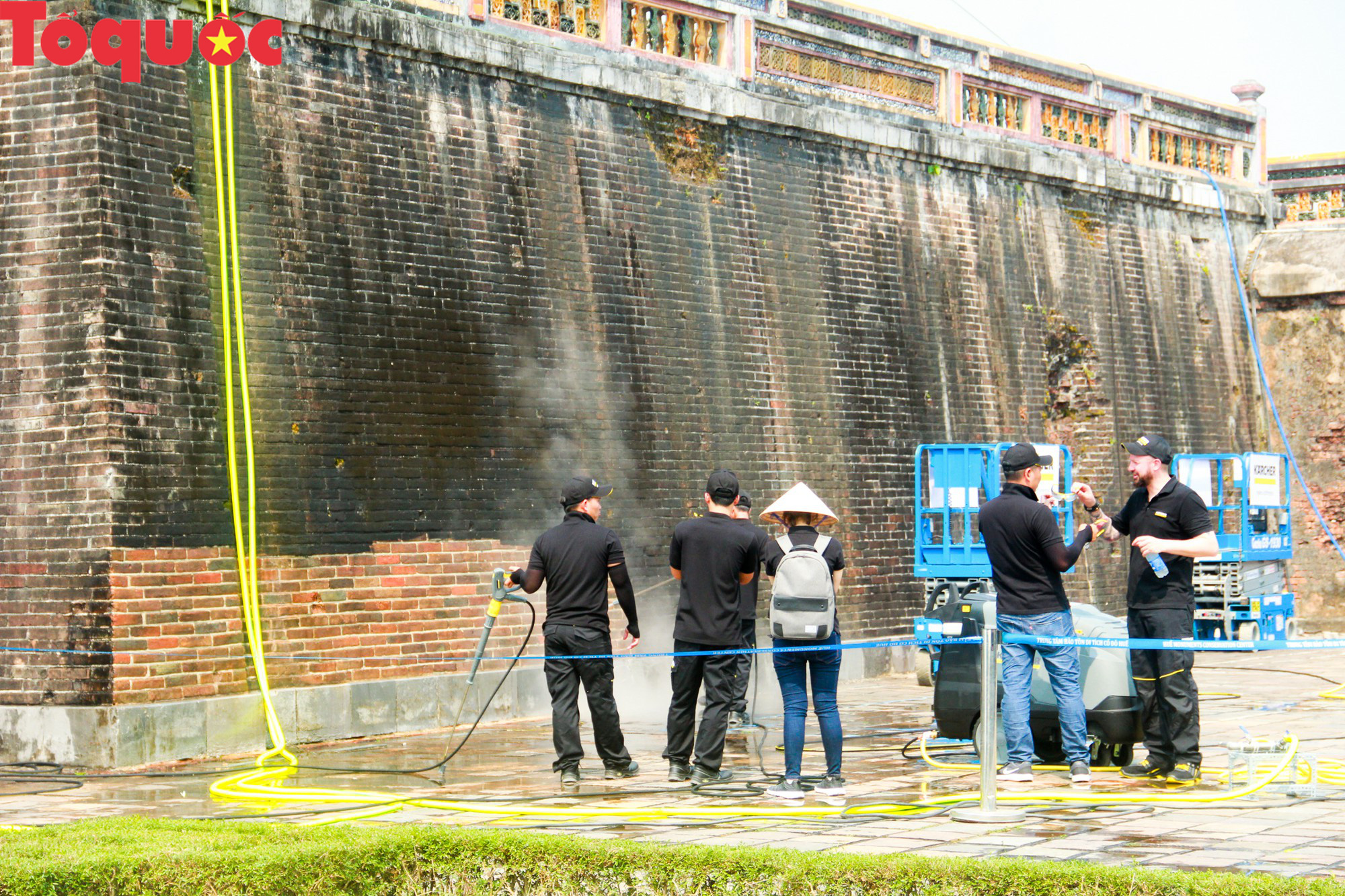Xem chuyên gia làm sạch cổng Ngọ Môn Huế như đã thực hiện với tượng Chúa Cứu Thế tại Rio De Janeiro - Ảnh 2.