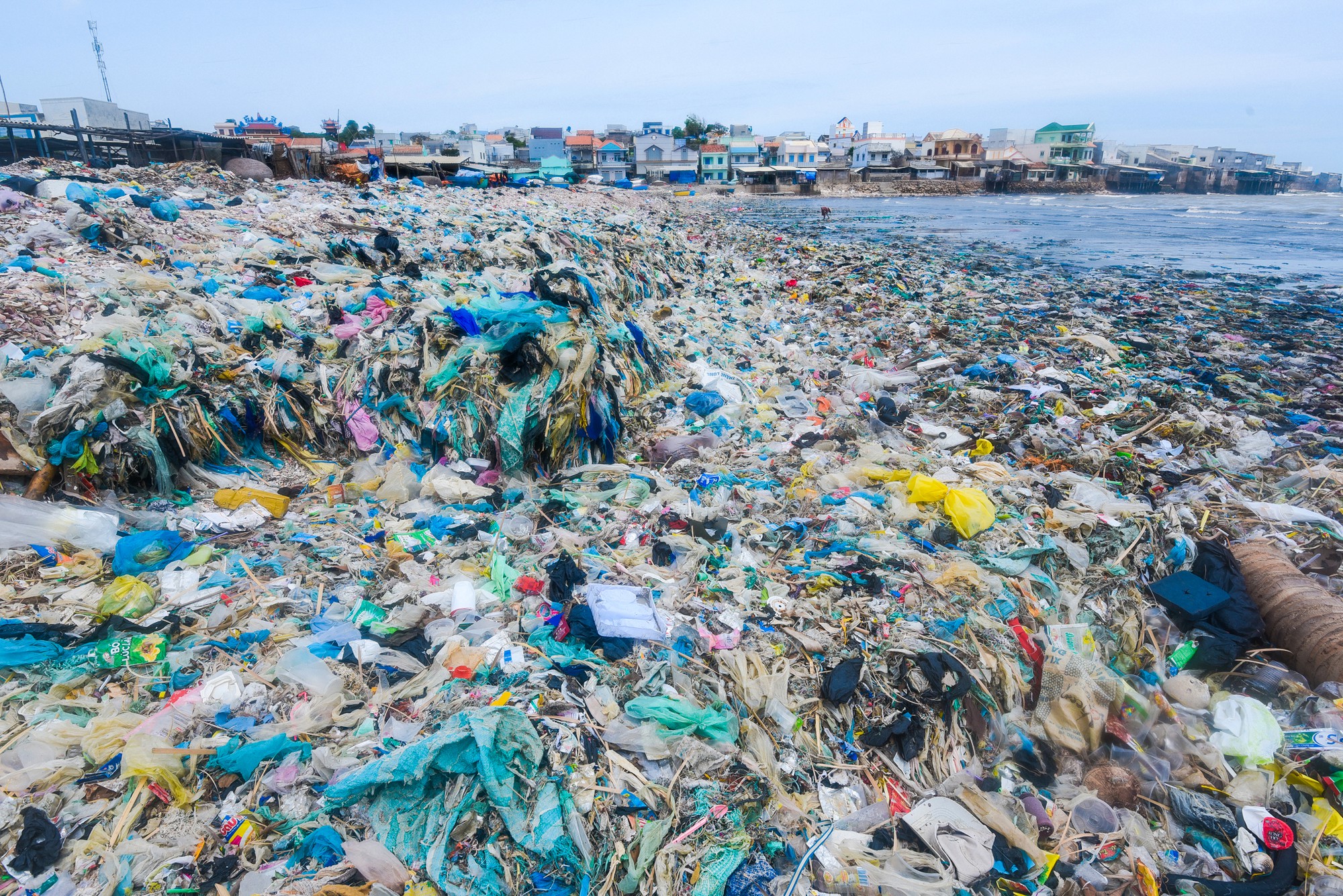 Cùng xem ảnh về rác thải nhựa tại bờ biển Việt Nam để nhận ra vấn đề lớn cần được giải quyết. Chúng ta cùng nhau đóng góp để bảo vệ môi trường và giữ gìn vẻ đẹp của quê hương.