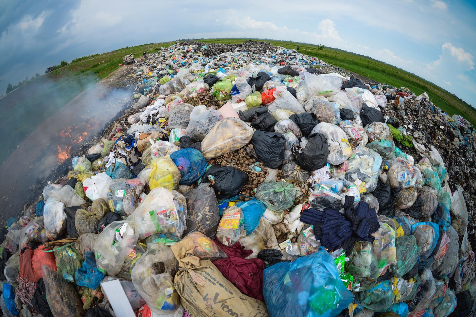 Nếu bạn quan tâm đến bảo vệ môi trường, hãy xem hình ảnh về rác thải nhựa. Chúng ta sẽ cảm nhận được mức độ ô nhiễm mà rác thải nhựa gây ra, nhưng cũng sẽ nhận ra tầm quan trọng của việc tái chế và giảm thiểu sử dụng nhựa không cần thiết.