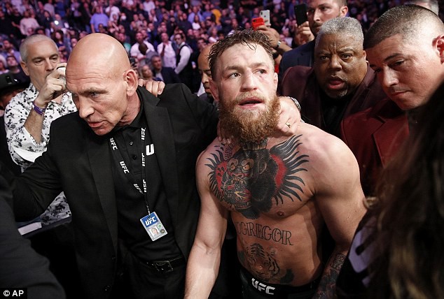 Đột ngột tuyên bố giải nghệ, tại sao gã điên McGregor lại hứng gạch đá từ người hâm mộ? - Ảnh 3.