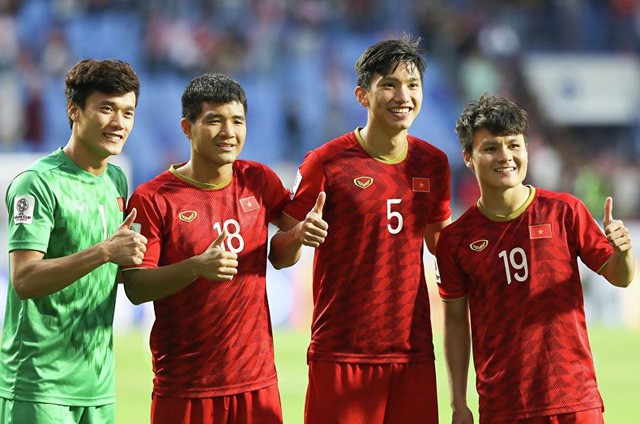 Danh hài Chiến Thắng làm thơ tặng đội tuyển U23 Việt Nam trong trận đấu gặp Thái Lan - Ảnh 1.