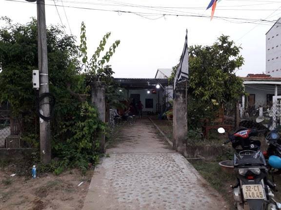 Một người đàn ông tưới xăng tự thiêu - Ảnh 1. Một người đàn ông tưới xăng tự thiêu - Ảnh 1.
