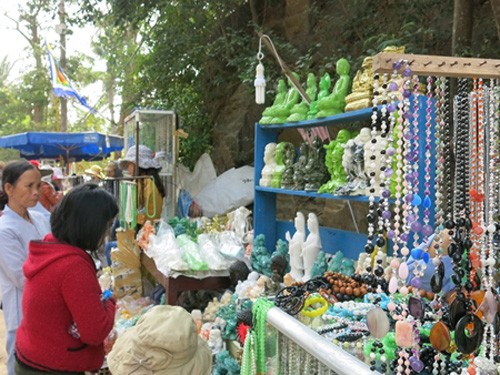Đà Nẵng: Quảng bá sản phẩm làng nghề truyền thống tại khu vực bờ Đông cầu Rồng - Ảnh 1.
