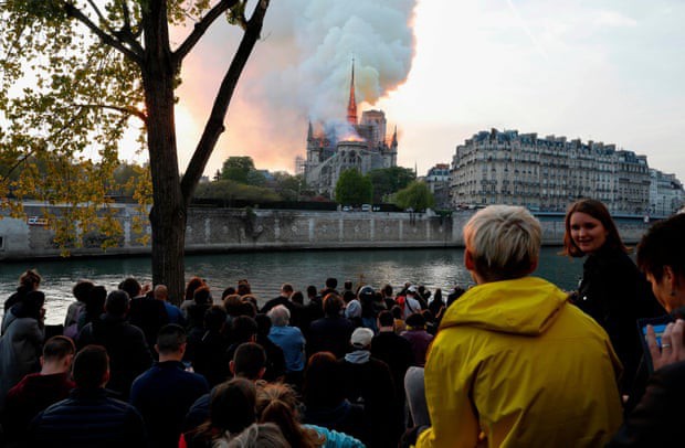 Người dân Paris đau đớn nhìn ngọn lửa dữ dội trước mắt: Paris mà không có Nhà thờ Đức Bà thì không còn là Paris nữa. - Ảnh 1.