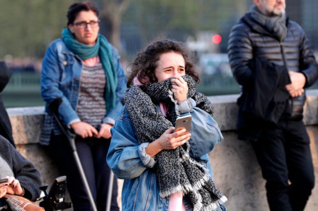 Người dân Paris đau đớn nhìn ngọn lửa dữ dội trước mắt: Paris mà không có Nhà thờ Đức Bà thì không còn là Paris nữa. - Ảnh 2.