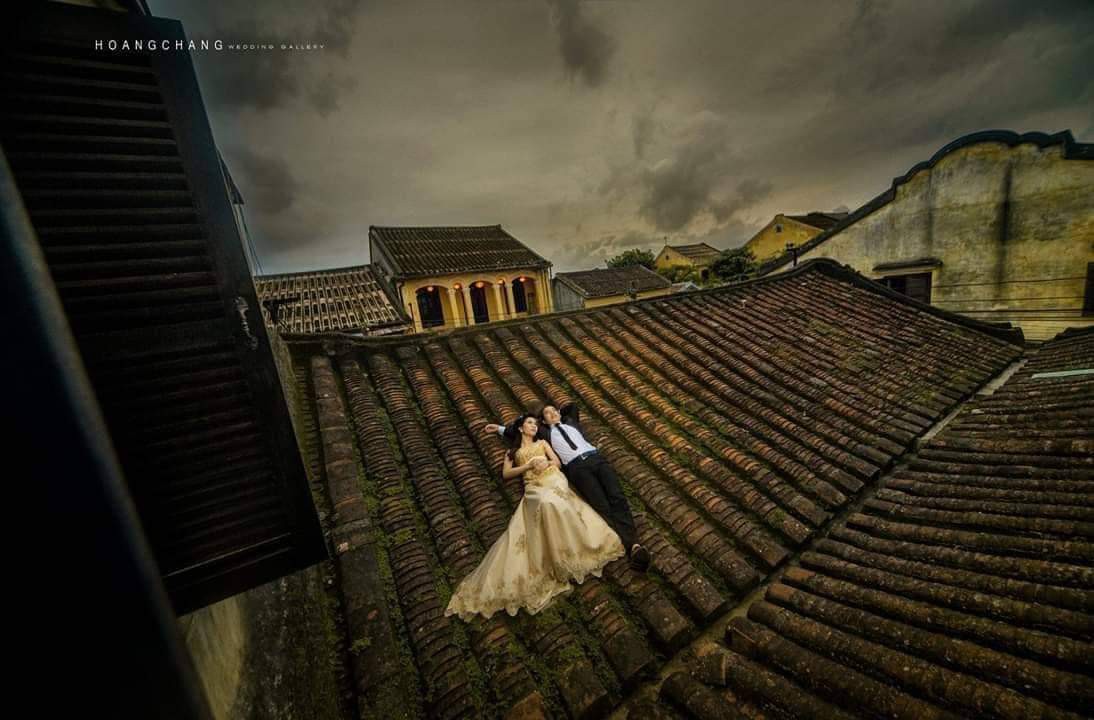 Bức xúc việc cặp đôi chụp ảnh cưới nằm trên mái nhà cổ ở Hội An