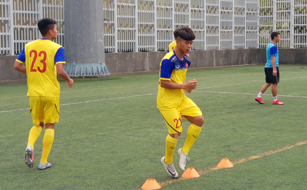 U18 Việt Nam thích nghi nhanh trên sân đấu cỏ nhân tạo - Ảnh 1.