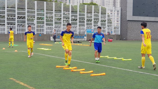 U18 Việt Nam thích nghi nhanh trên sân đấu cỏ nhân tạo - Ảnh 2.