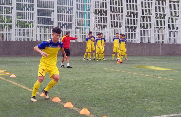 U18 Việt Nam thích nghi nhanh trên sân đấu cỏ nhân tạo - Ảnh 3.