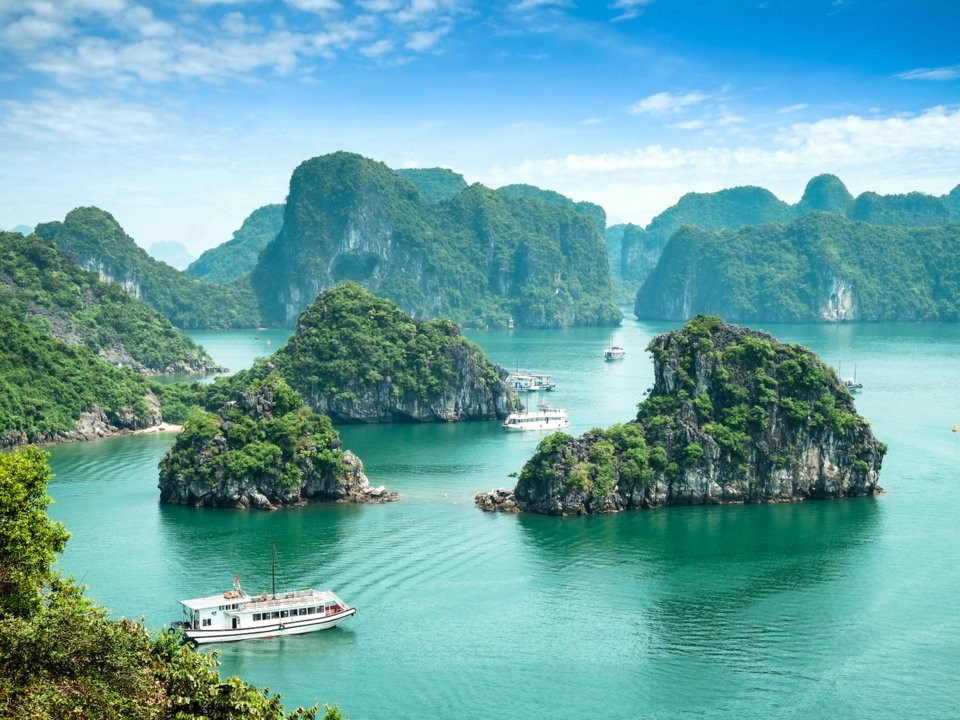Vịnh Hạ Long: Vịnh Hạ Long là một kỳ quan thiên nhiên tuyệt đẹp, nằm ở vùng biển phía bắc của Việt Nam. Khu vực này được khám phá và công nhận là một trong những điểm đến du lịch hấp dẫn nhất trên thế giới. Từ các đảo nhỏ đến những \