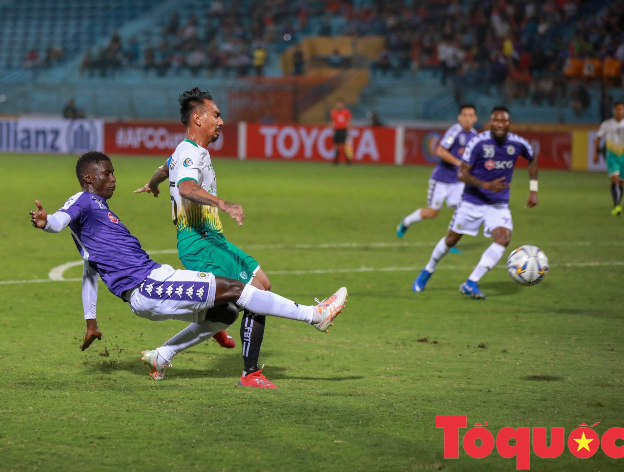 Văn Quyết sút trượt penalty, Hà Nội FC đánh rơi chiến thắng trên sân nhà - Ảnh 1.