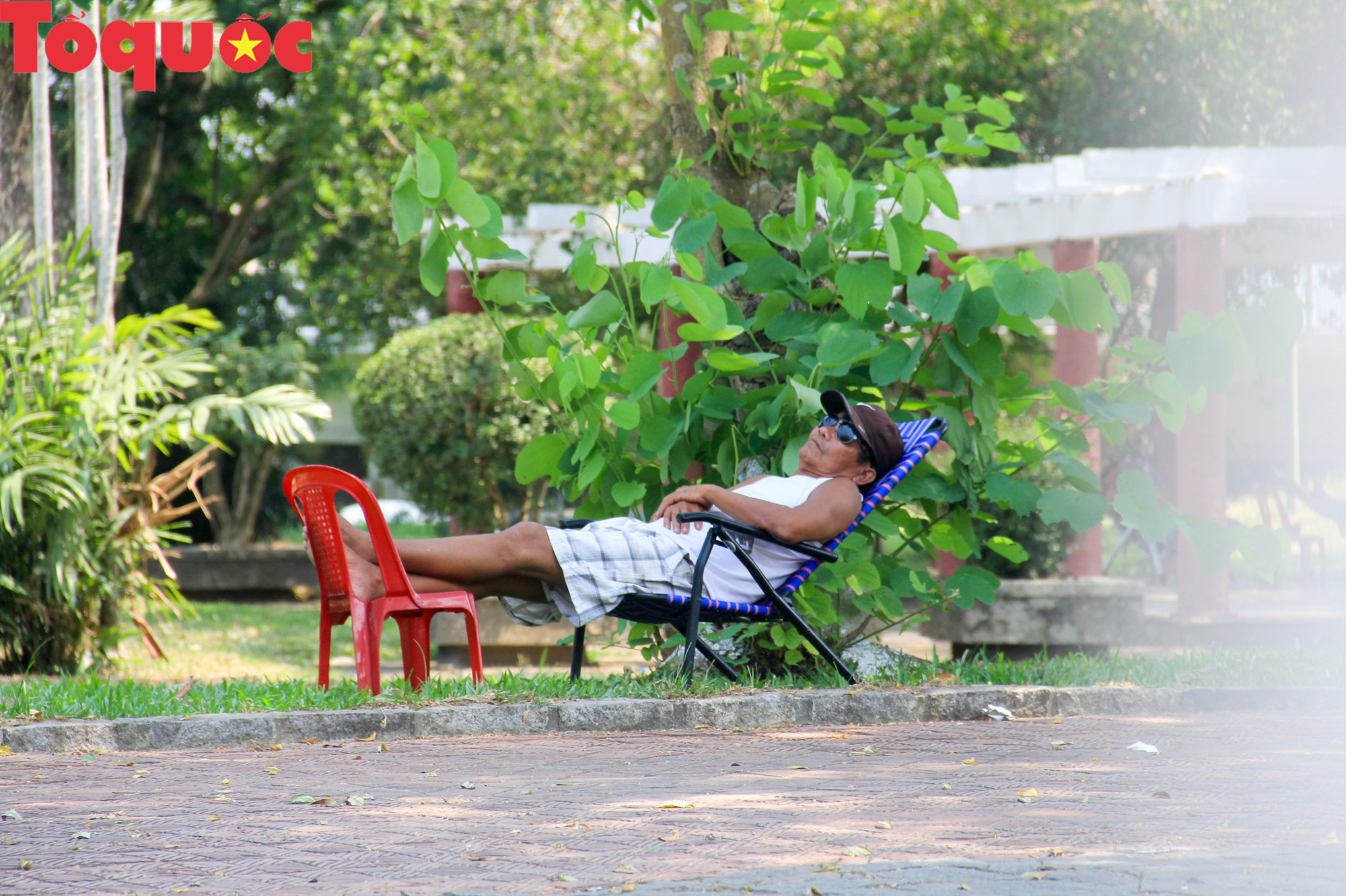 Du khách thích thú, người dân chật vật đối phó nắng nóng đầu hè ở Huế - Ảnh 12.