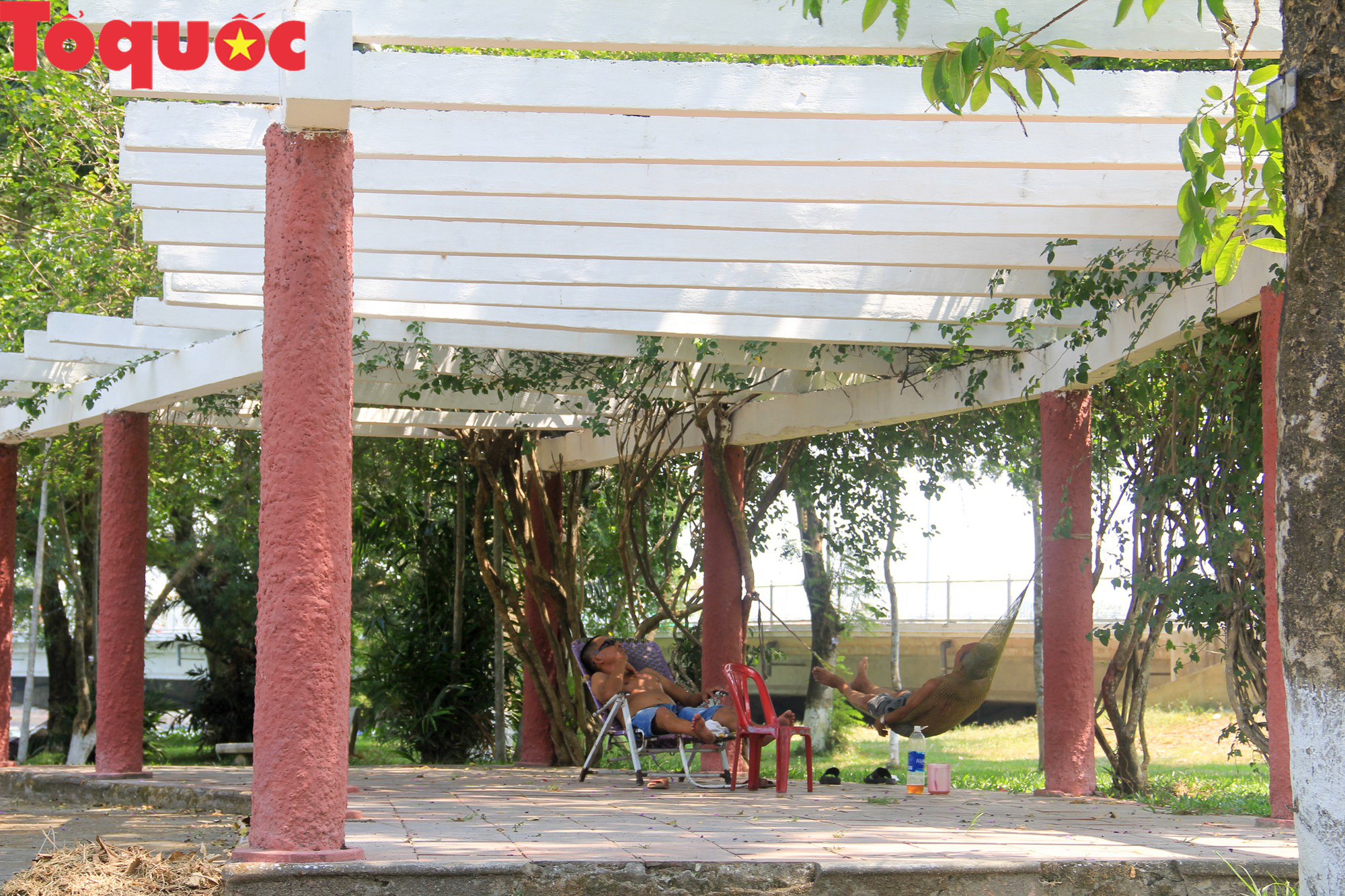 Du khách thích thú, người dân chật vật đối phó nắng nóng đầu hè ở Huế - Ảnh 8.