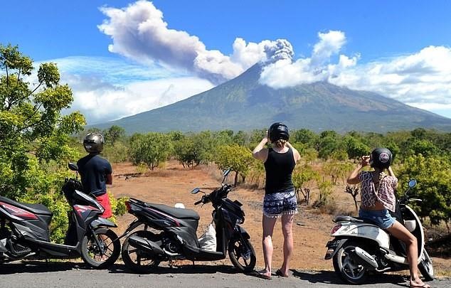 Indonesia: Hàng nghìn du khách có nguy cơ mắc kẹt vì núi lửa ở Bali phun trào - Ảnh 1.