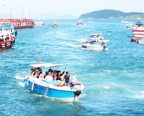 Khánh Hòa: Cấm tàu ra biển nếu du khách không mặc áo phao - Ảnh 1.