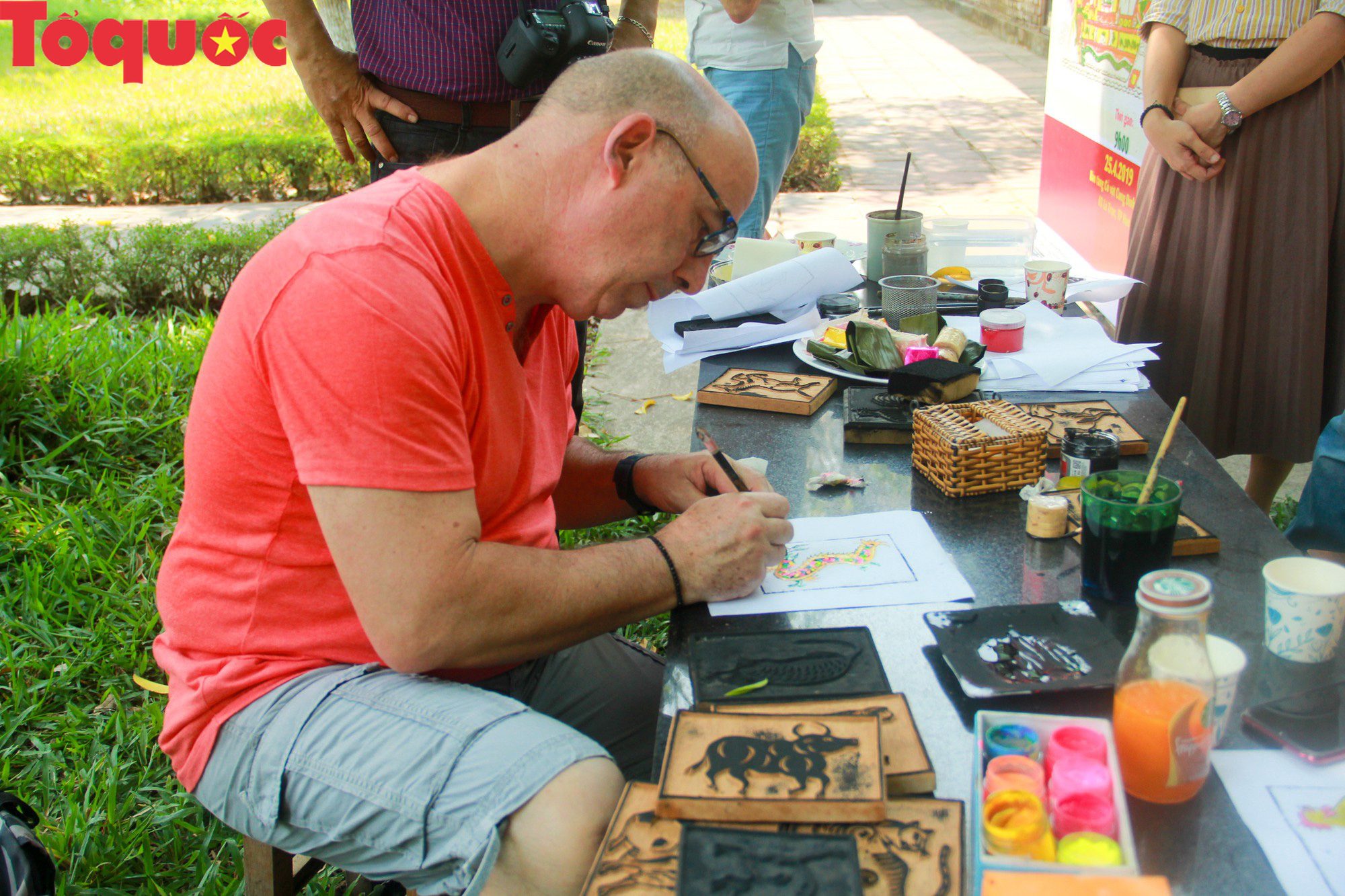 Du khách nước ngoài thích thú trải nghiệm làm tranh làng Sình tại Huế - Ảnh 8.