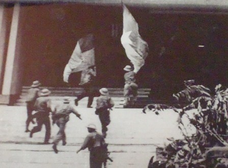 Nhìn lại những hình ảnh lịch sử hào hùng ngày 30/4 giải phóng miền Nam, thống nhất đất nước - Ảnh 8.