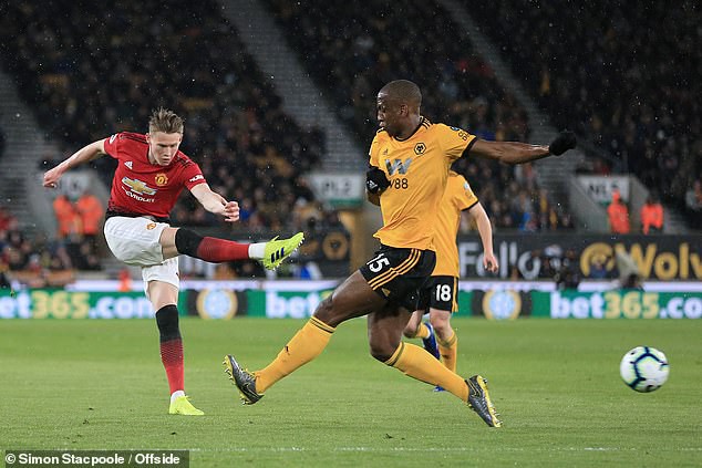 Thua Wolves 1-2, Manchester United gây náo vì gốc gác và nét mặt khó đỡ của cầu thủ - Ảnh 1.