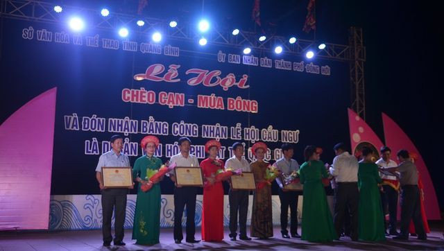 Trao Bằng Di sản Văn hóa phi vật thể Quốc gia cho Lễ hội Cầu Ngư tại Quảng Bình - Ảnh 1.