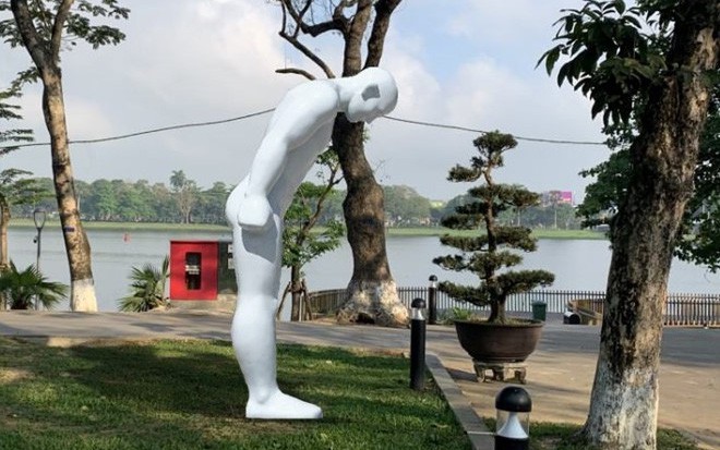 Hàn Quốc trao tặng bức tượng khổng lồ “Người đàn ông cúi chào”